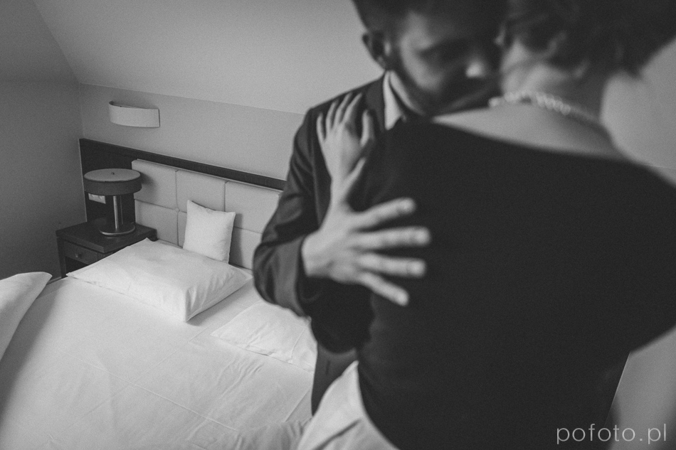 zakochana para, pokój hotelowy, przytulanie, pocałunek