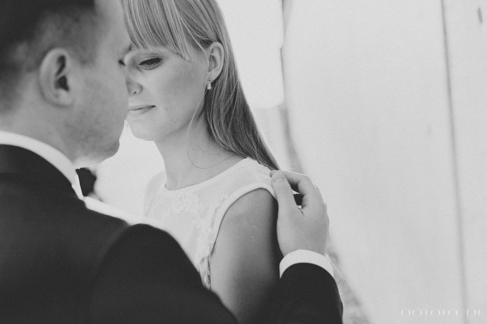 czarno biała fotografia Kamila dotyka remienia swojej żony