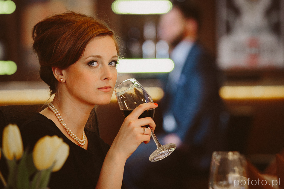 portret, kobieta z kieliszkiem wina