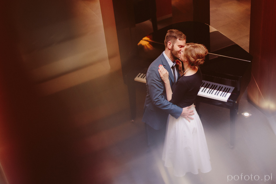 pocałunek, para kochanków, zakochana para, pianino