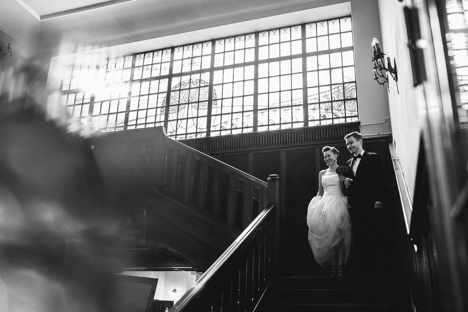 zdjęcie składające się na reportaż ślubny Kasi i Grzegorza - para schodzi ze schodów w restauracji Soplicowo w Łodzi