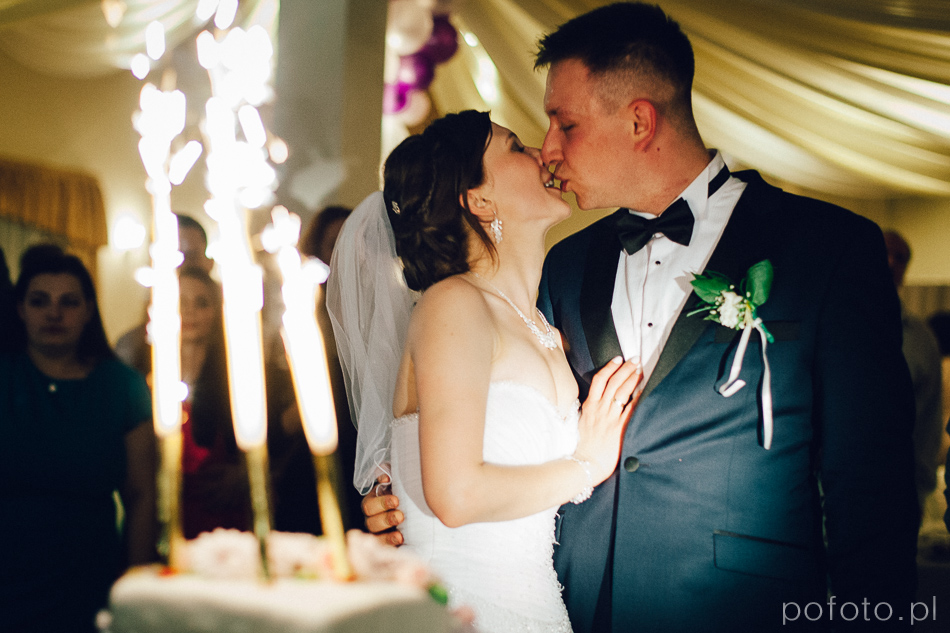 pocałunek pary młodej przy torcie podczas wesela w kołobrzegu - fotoreportaż ślubny