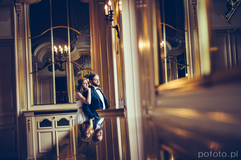 para młoda wygląda przez okno w Pałacu Poznańskiego podczas plener ślubny