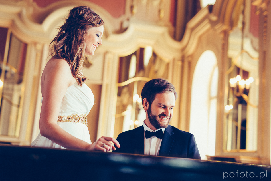 uśmiechnięta para młoda w Pałacu Poznańskiego podczas sesji