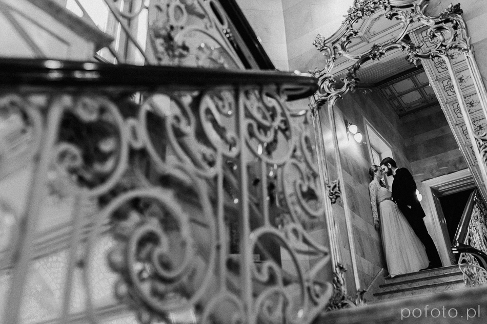 para młoda na schodach w Pałacu Poznańskiego