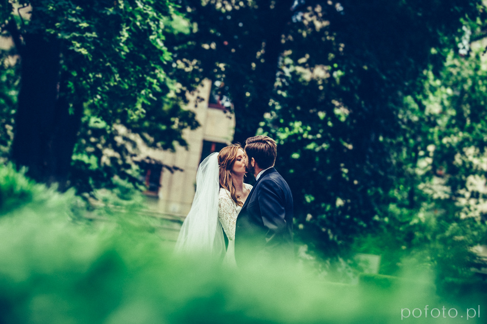 pocałunek w ogrodzie Pałacu Poznańskiego