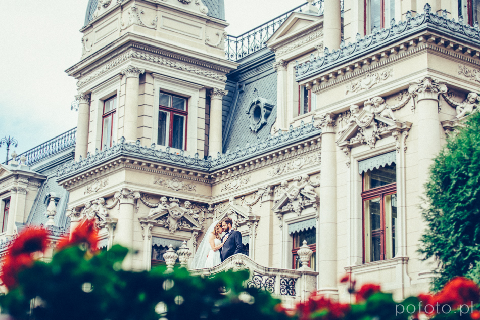 para młoda na balkonie Pałacu Poznańskiego