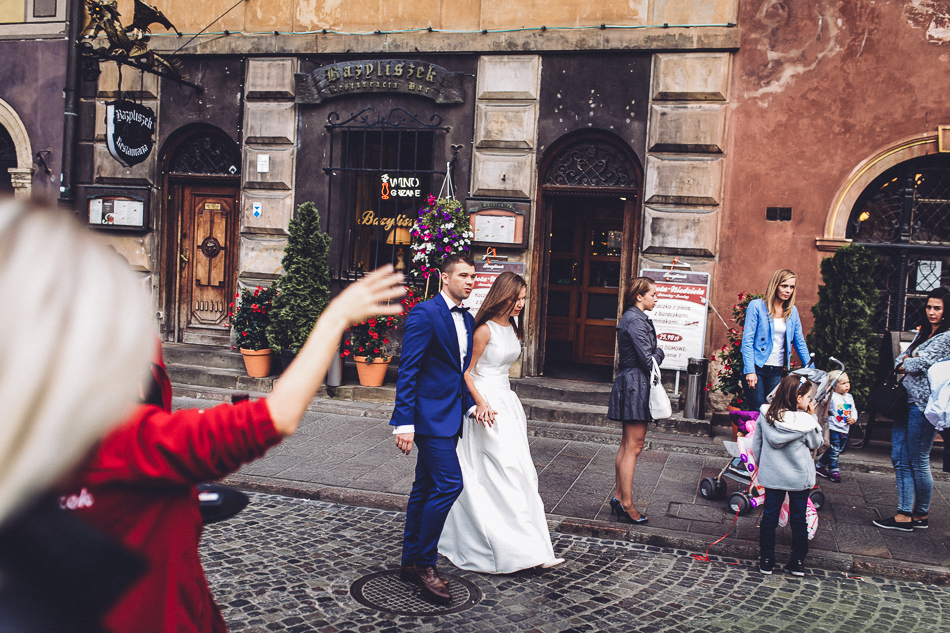 młoda para podczas sesji ślubnej na starym mieście w warszawie